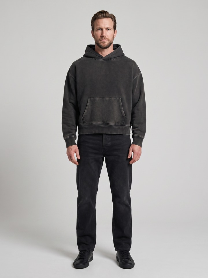 Yıkamalı siyah oversize kapüşonlu sweatshirt — erkek tam boy karesi
